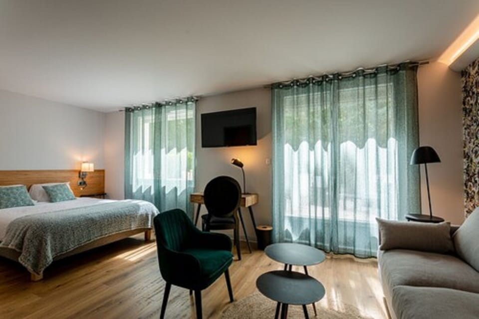 Deluxe Room | Desk, laptop workspace, soundproofing, cribs/infant beds