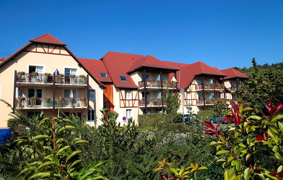 Set in lush green spaces, relax outside in this peaceful atmosphere.