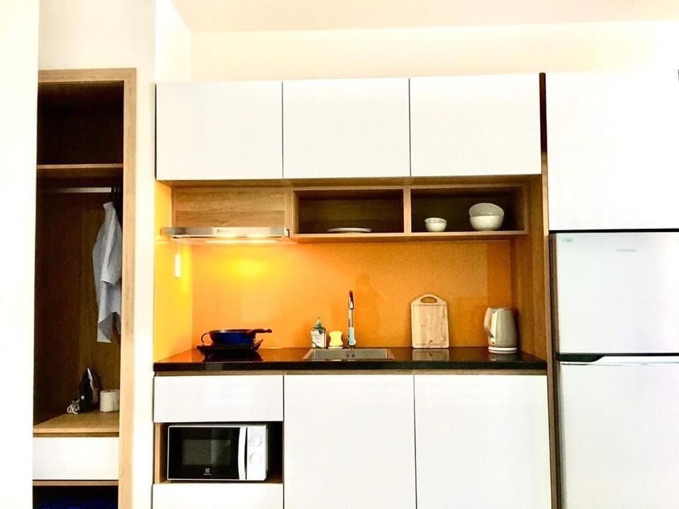 Fridge, microwave, electric kettle, cookware/dishes/utensils