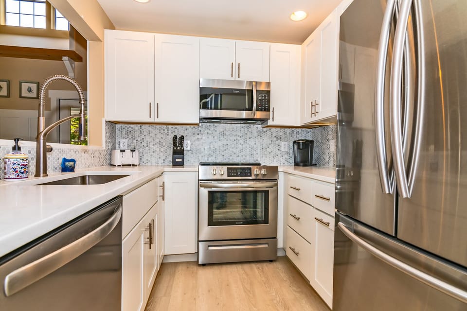 Fully appointed kitchen, complete with grill utensils!