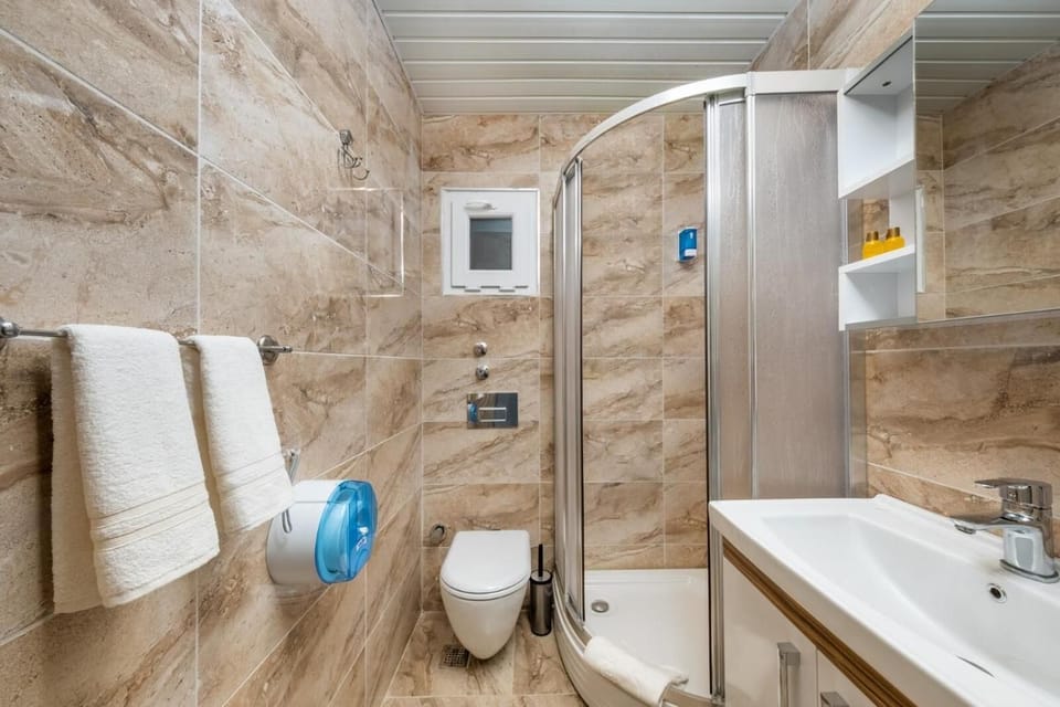 Shower, rainfall showerhead, free toiletries, hair dryer