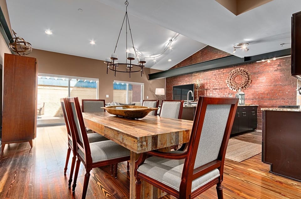 Beautiful dining table for 6