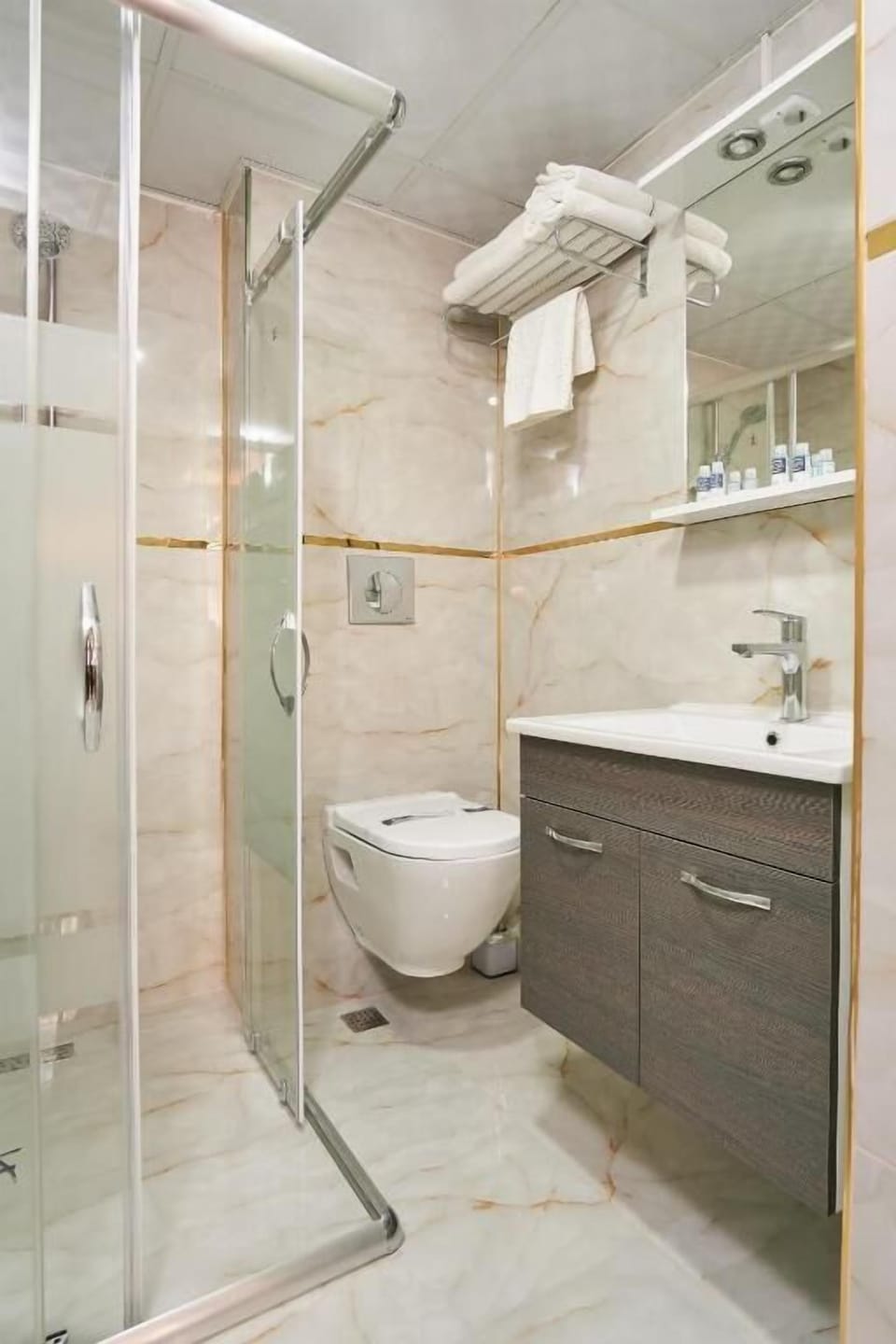 Shower, rainfall showerhead, free toiletries, hair dryer