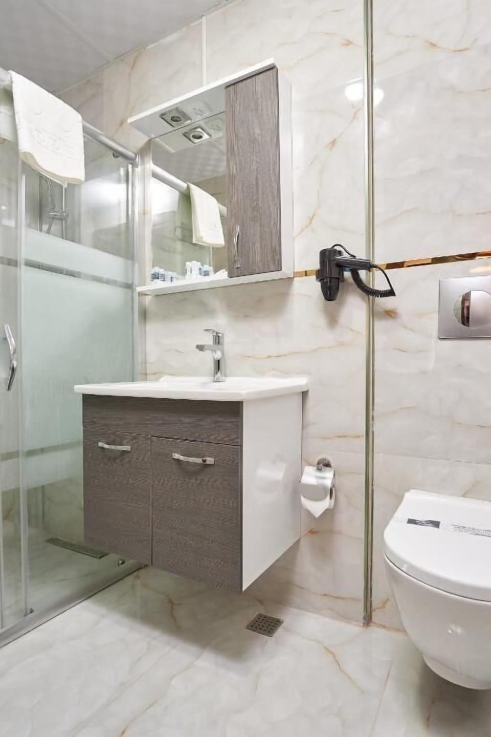 Shower, rainfall showerhead, free toiletries, hair dryer