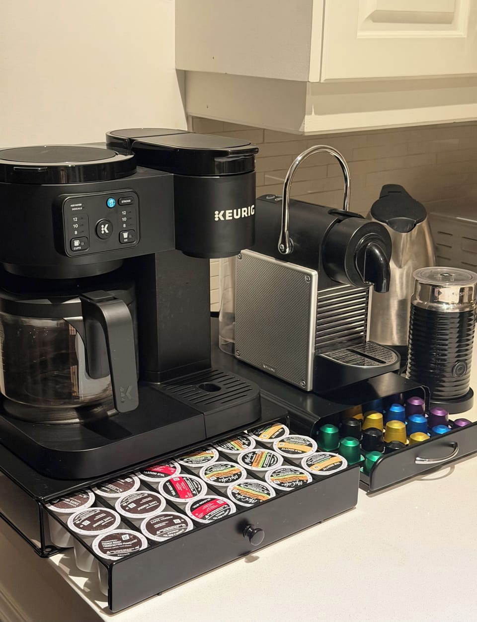 Keurig and Nespresso coffe machine with complementary pods 