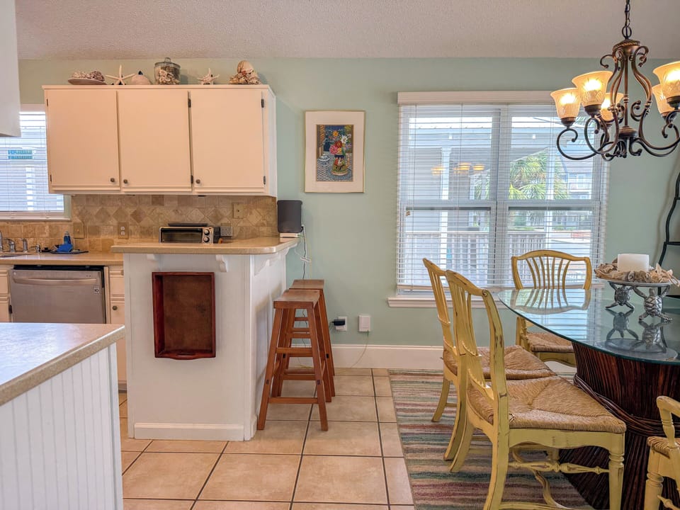 Kitchen bar area