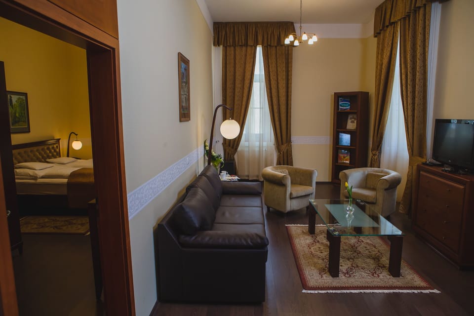 Suite | Living area | 50-cm flat-screen TV with cable channels