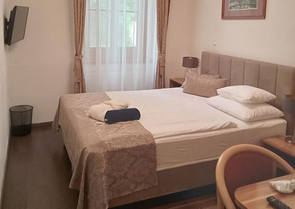 Economy Double Room | Hypo-allergenic bedding, in-room safe, soundproofing, free WiFi