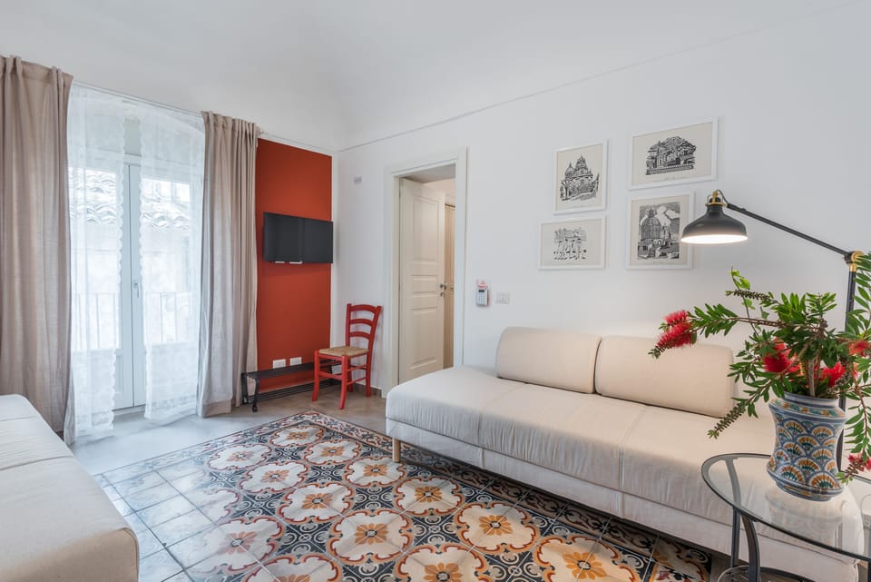 Deluxe Room | Living area | 22-inch flat-screen TV with digital channels, TV