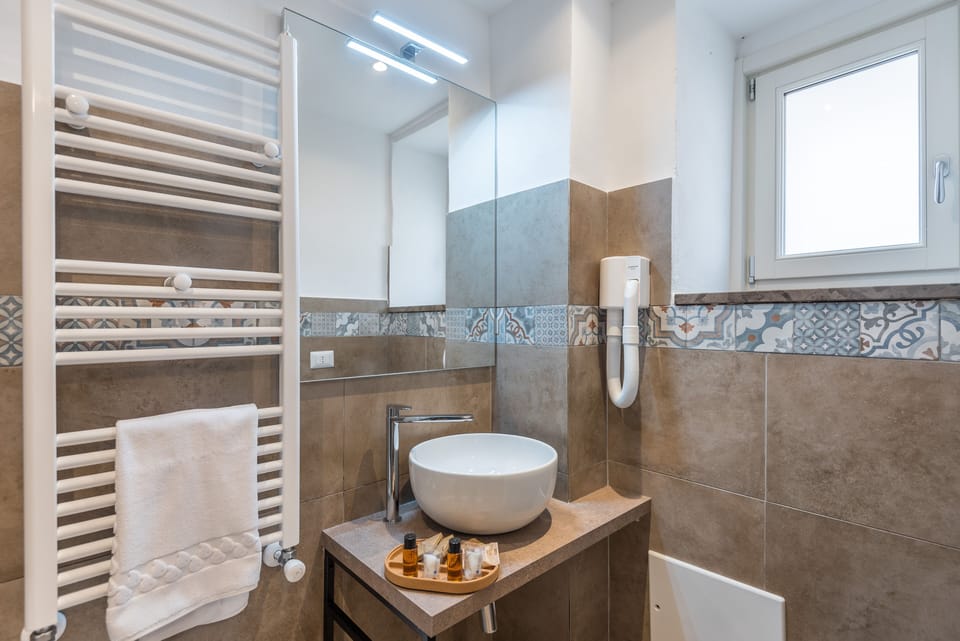 Basic Double Room | Bathroom sink