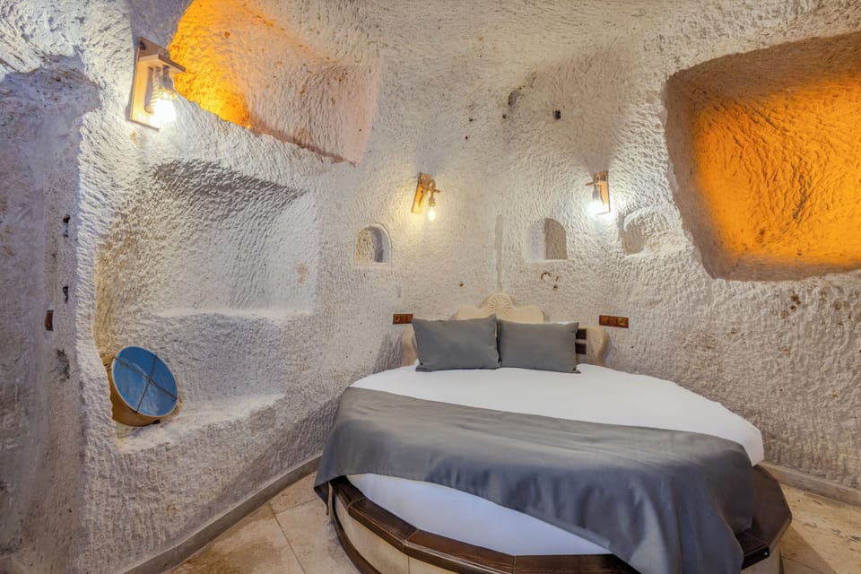 Royal Suite | Premium bedding, minibar, desk, soundproofing