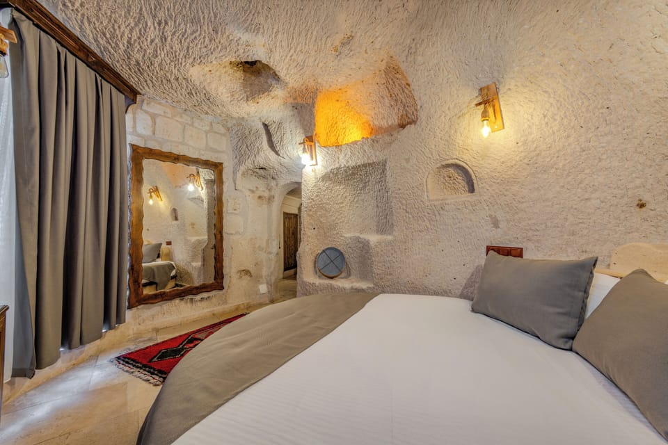 Royal Suite | Premium bedding, minibar, desk, soundproofing