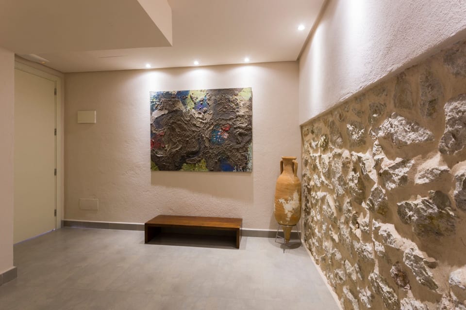Minibar, in-room safe, desk, iron/ironing board