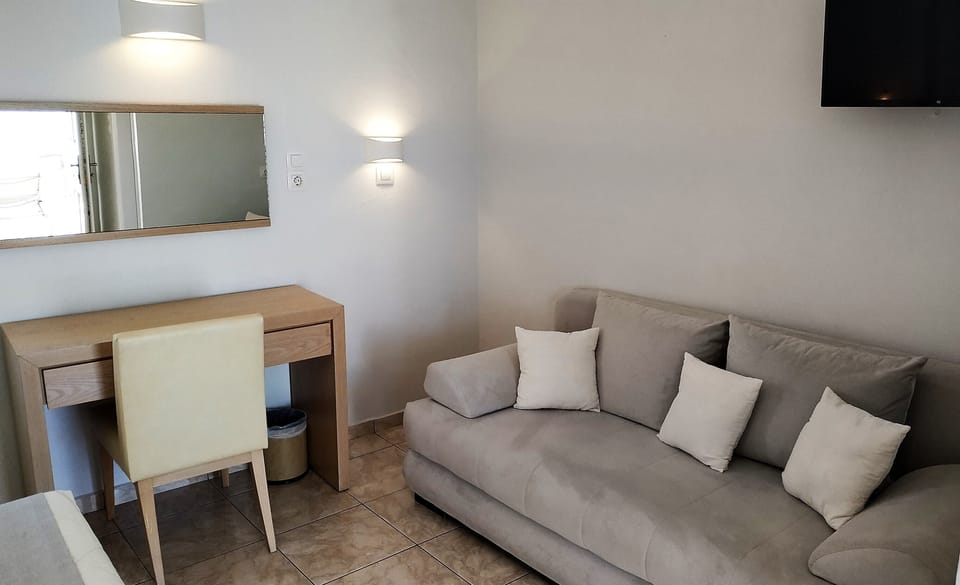Premier Room (Caldera view) | Pillowtop beds, minibar, in-room safe, soundproofing