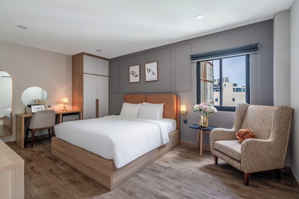 Superior Double Room | Living area | 40-inch flat-screen TV with cable channels, TV