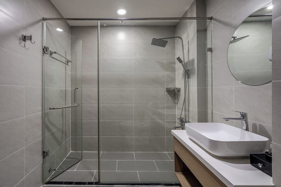 Deluxe Triple Room | Bathroom | Shower, hair dryer, slippers, towels