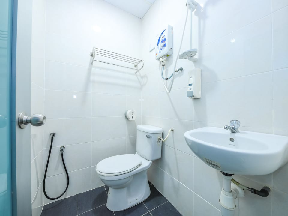 Shower, rainfall showerhead, free toiletries, bidet