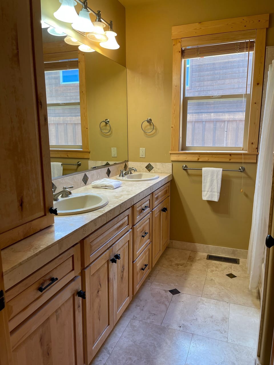 Upper level full guest bathroom