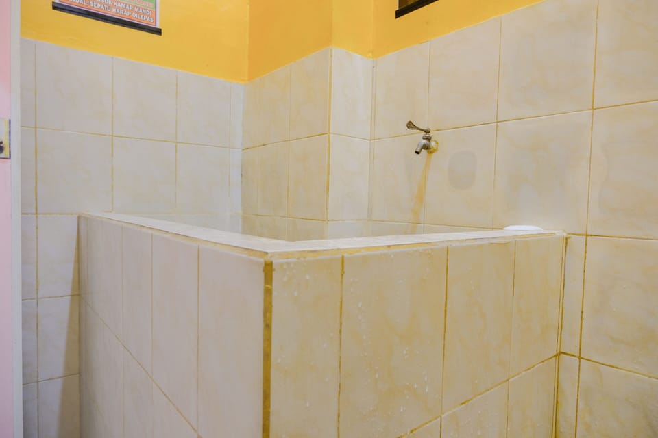 Economy Double Room | Bathroom | Shower, towels