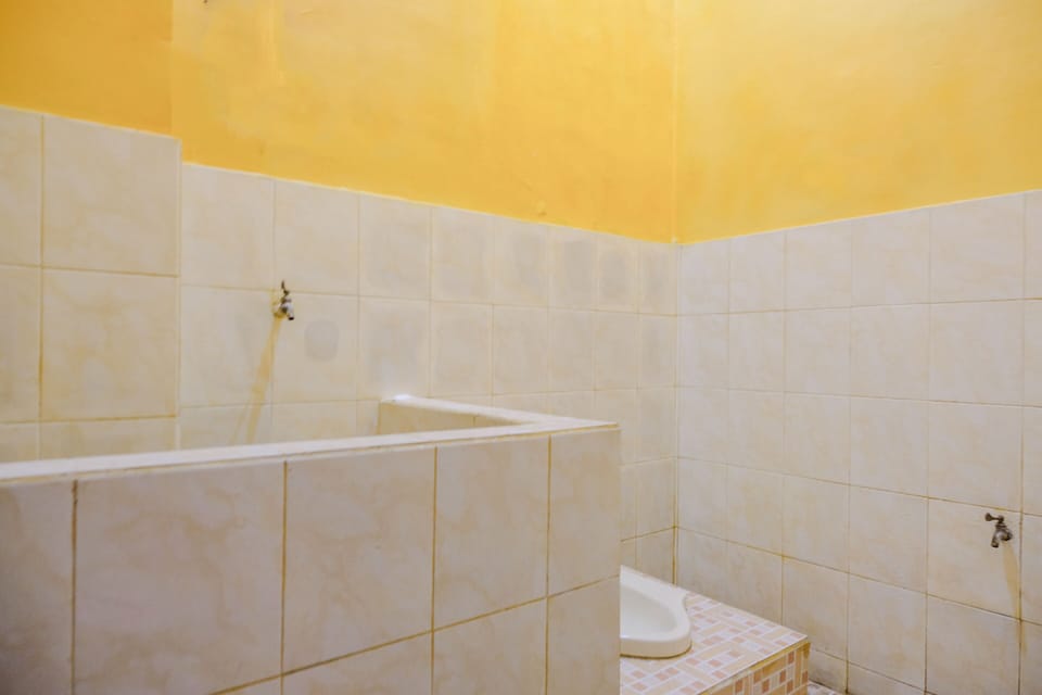 Economy Double Room | Bathroom | Shower, towels