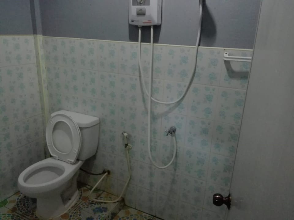 Standard Room | Bathroom | Shower, rainfall showerhead, free toiletries, slippers
