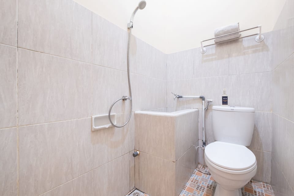 Economy Triple Room | Bathroom | Shower, towels