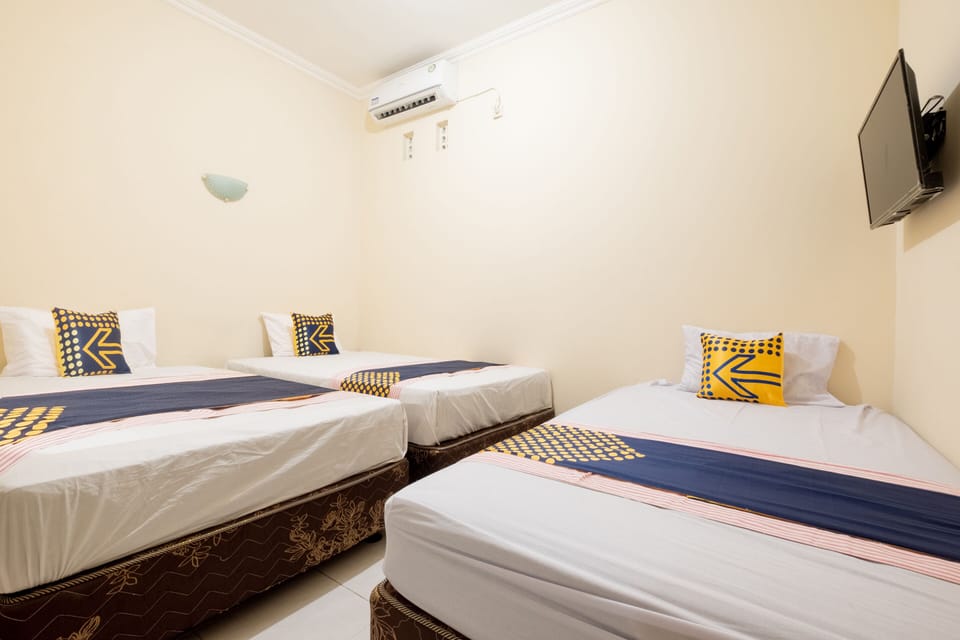 Economy Triple Room | Desk, free WiFi, bed sheets