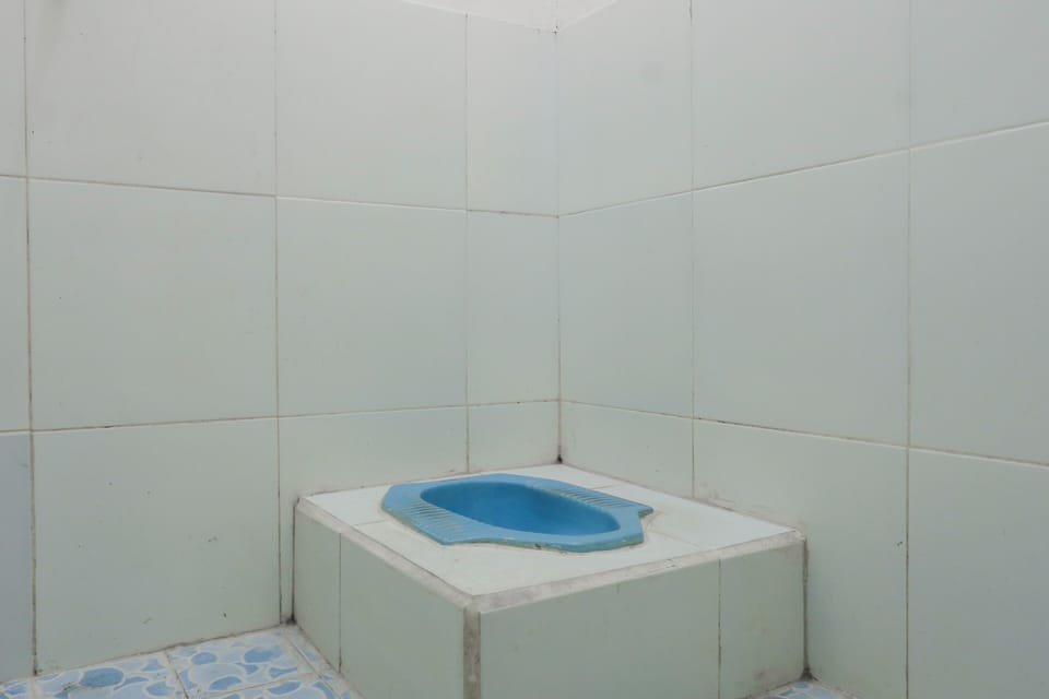 Economy Double Room | Bathroom | Shower, towels