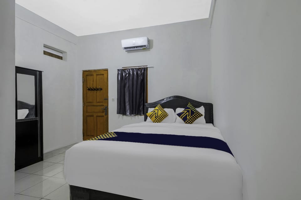 SPOT ON Double | Desk, free WiFi, bed sheets