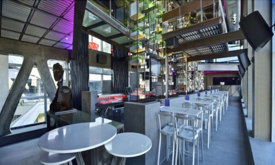 2 bars/lounges