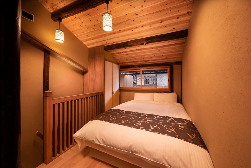Private Vacation Home | Desk, blackout drapes, free WiFi