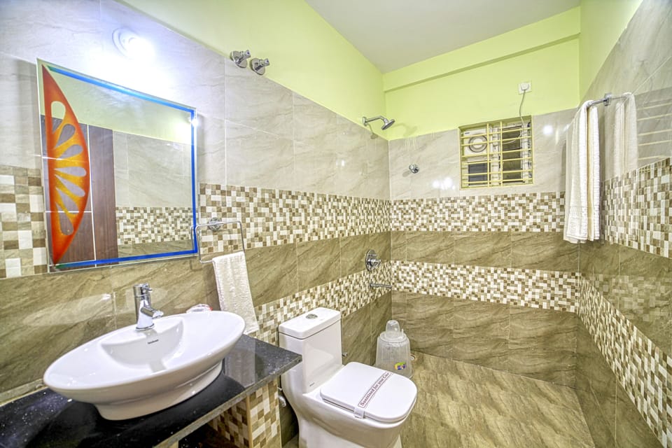 Shower, hydromassage showerhead, free toiletries, bidet