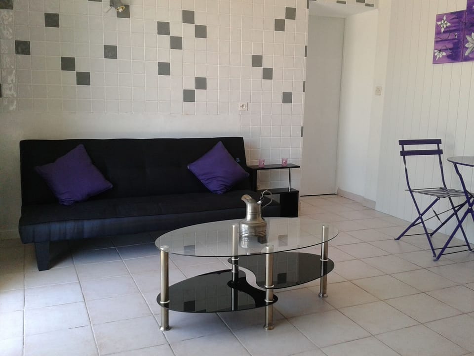 Triple Room (Prune) | Living area | Flat-screen TV