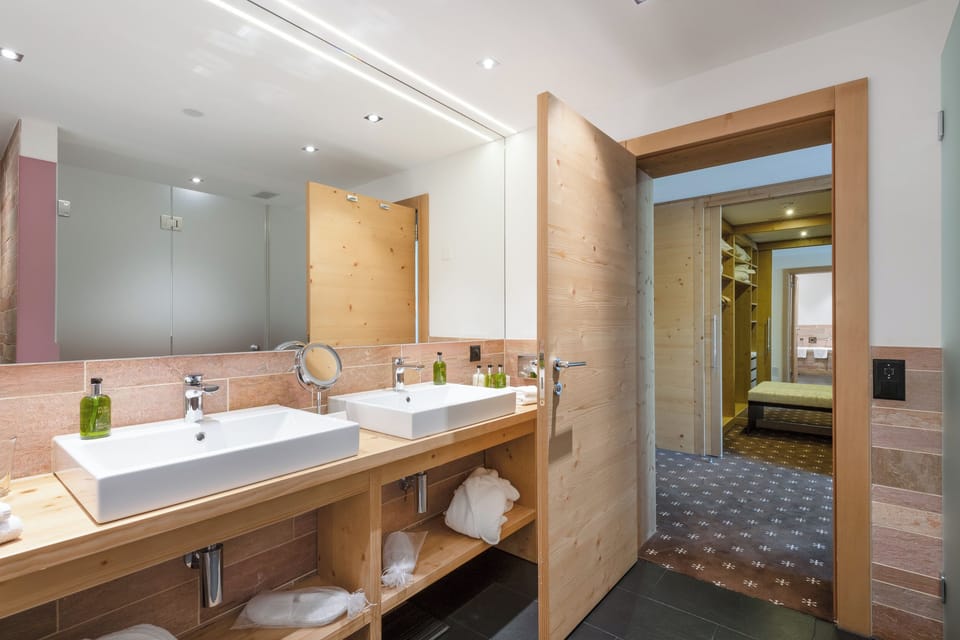 Junior Suite (Alpine) | Bathroom | Rainfall showerhead, free toiletries, hair dryer, bathrobes