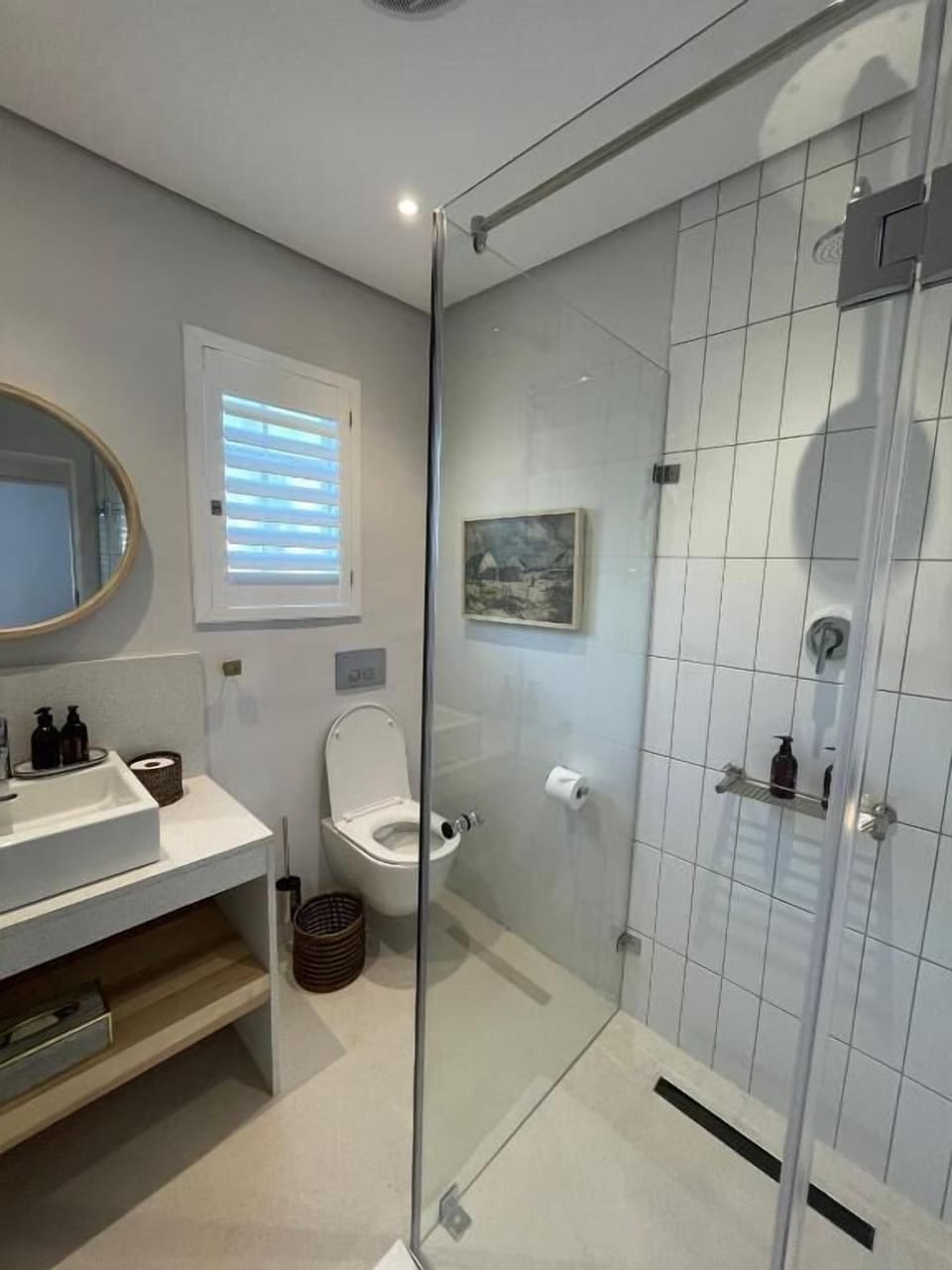 Comfort Cottage | Bathroom | Shower, rainfall showerhead, hair dryer, towels