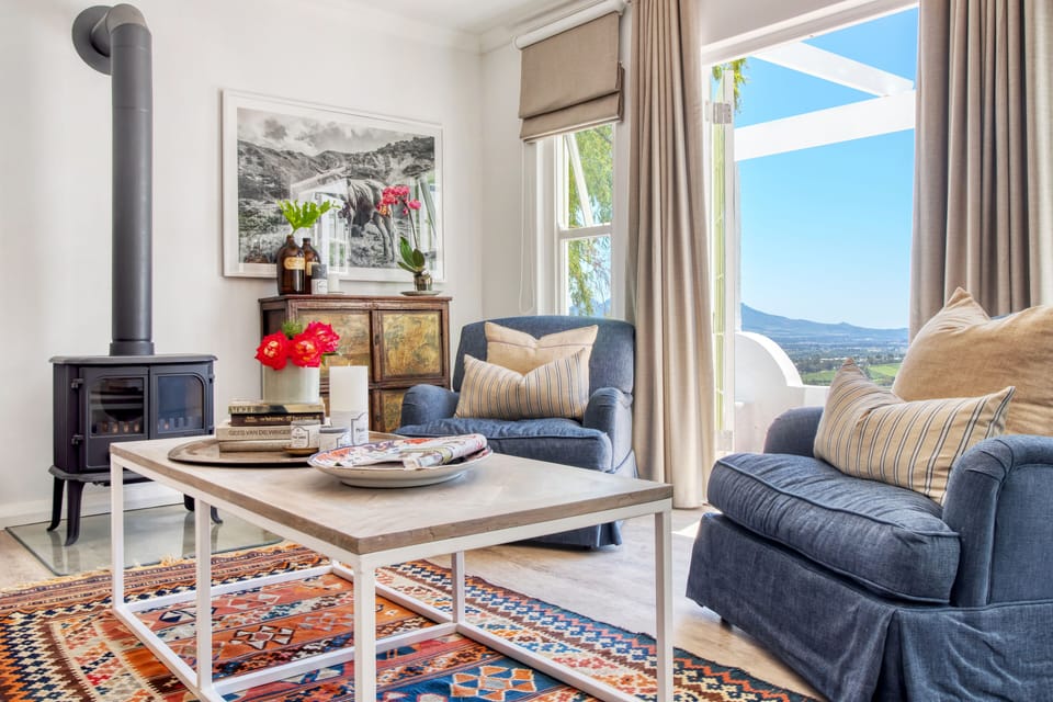 Classic Cottage | Living room | 40-cm Smart TV with satellite channels, TV, Netflix