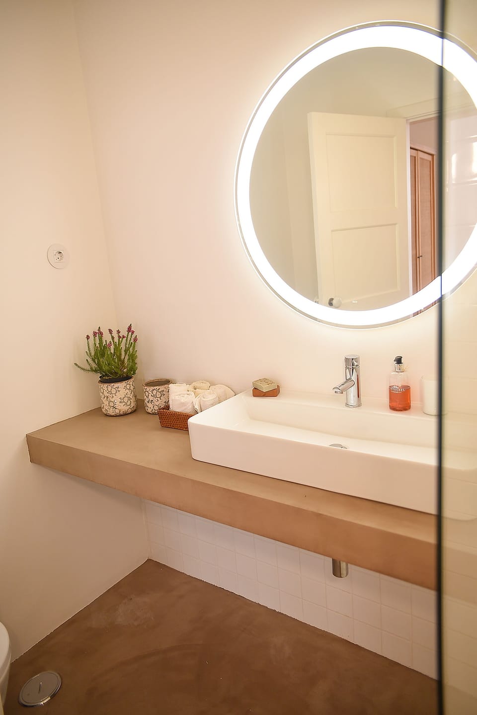 Cottage, 2 Bedrooms | Bathroom | Shower, hair dryer, bidet, towels