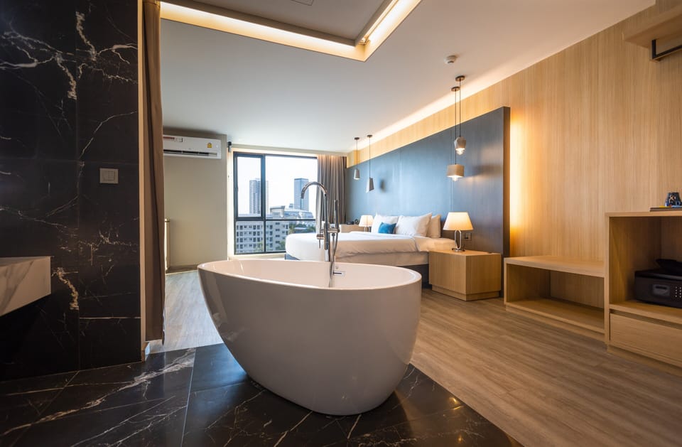 King Suites | Premium bedding, minibar, in-room safe, desk