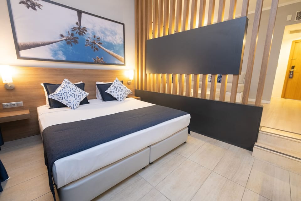 Standard Room, Multiple Beds | In-room safe, desk, WiFi (free), bed sheets