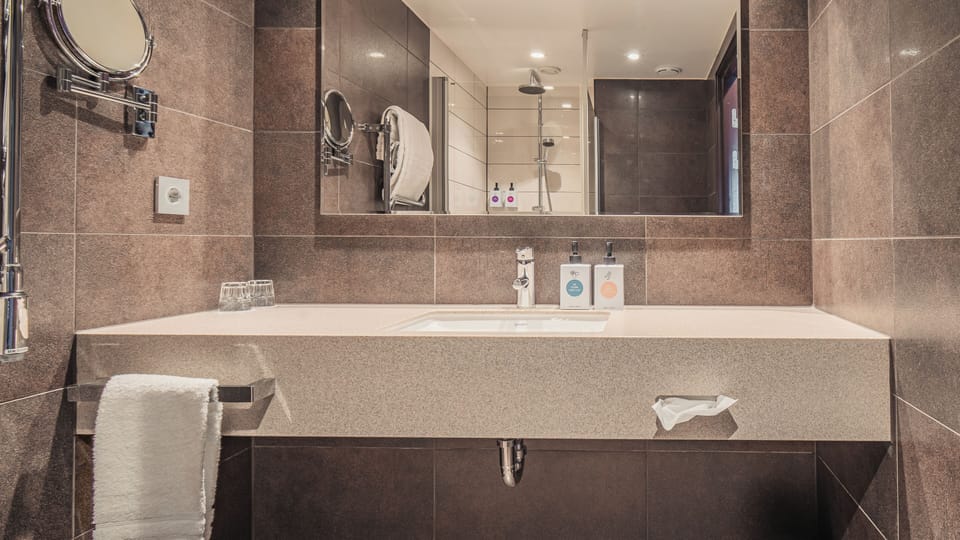 Shower, rainfall showerhead, free toiletries, hair dryer