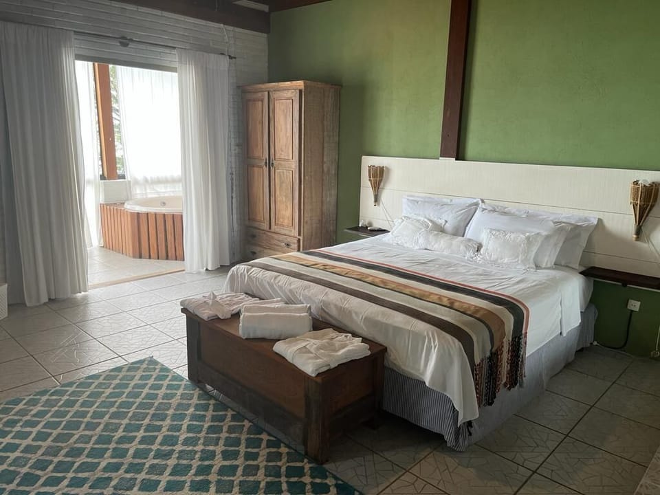 Fullness | Minibar, bed sheets