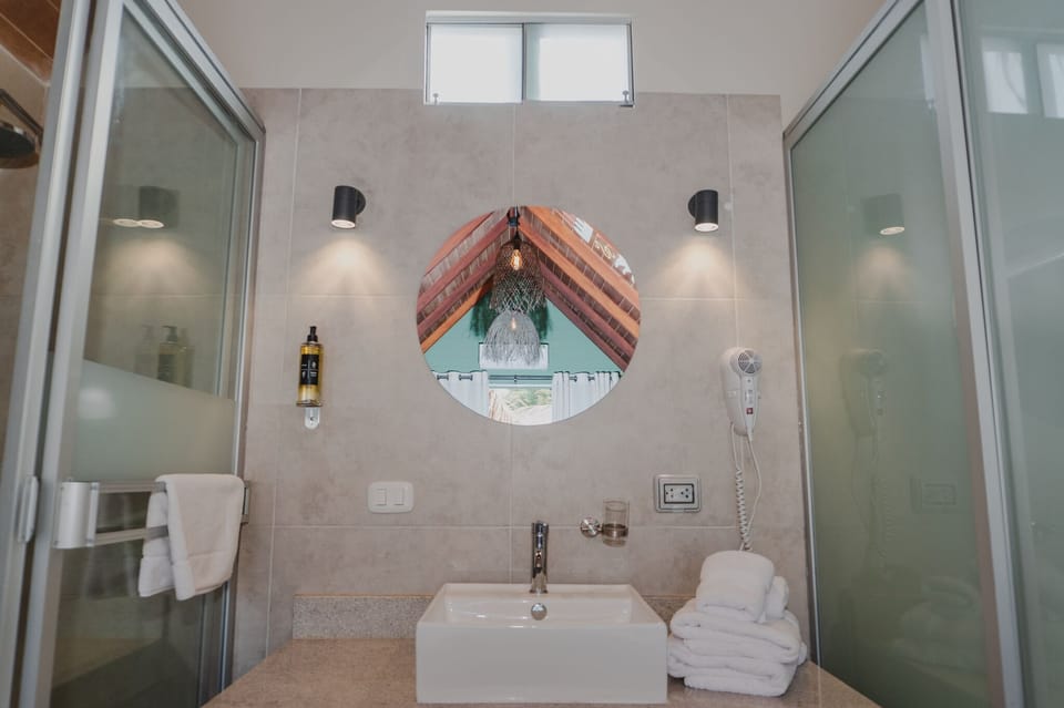 Bungalow Sea View | Bathroom | Soap, shampoo, toilet paper