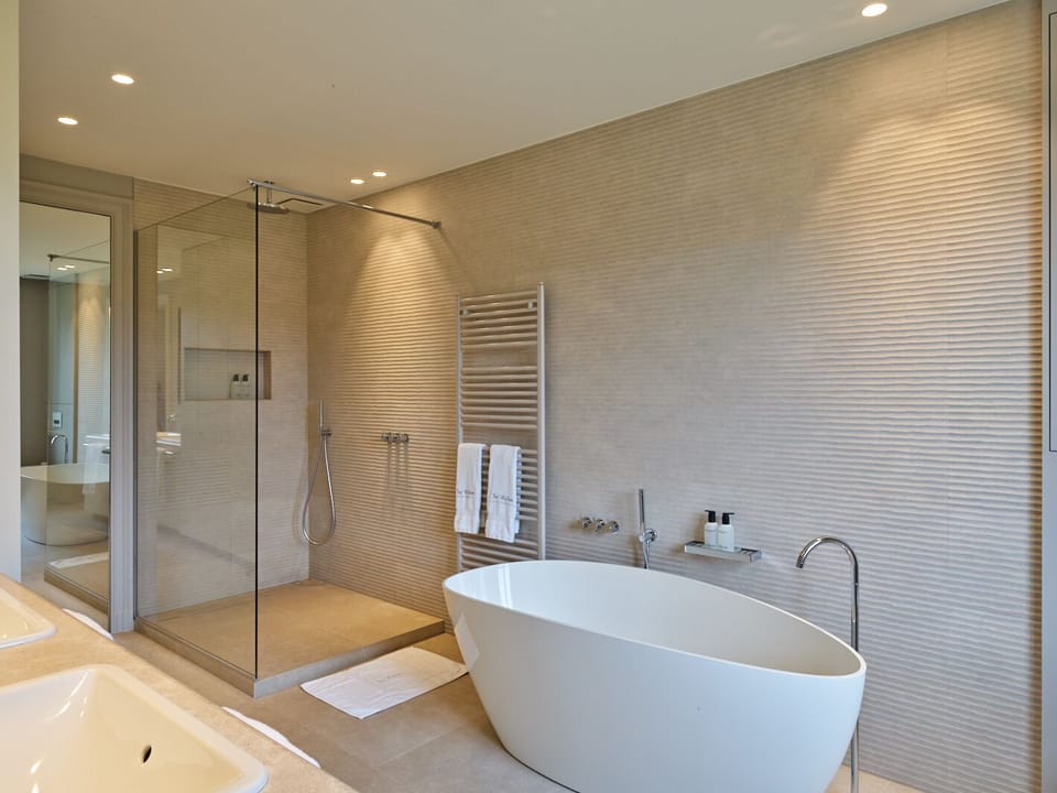 Deluxe Double Room (Susanne) | Bathroom | Designer toiletries, hair dryer, bathrobes, slippers