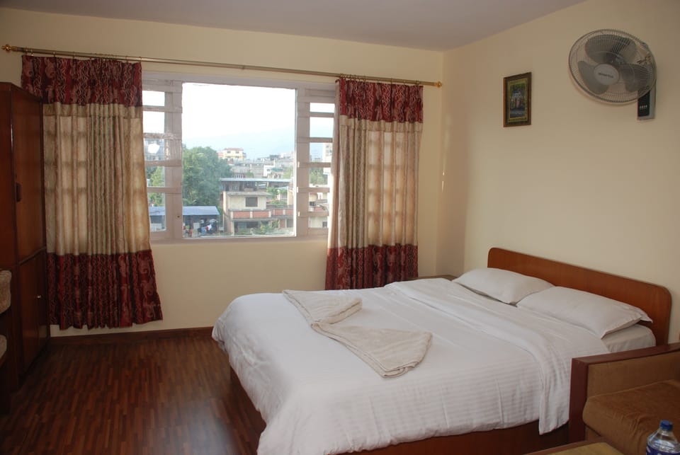 Premium bedding, desk, free WiFi