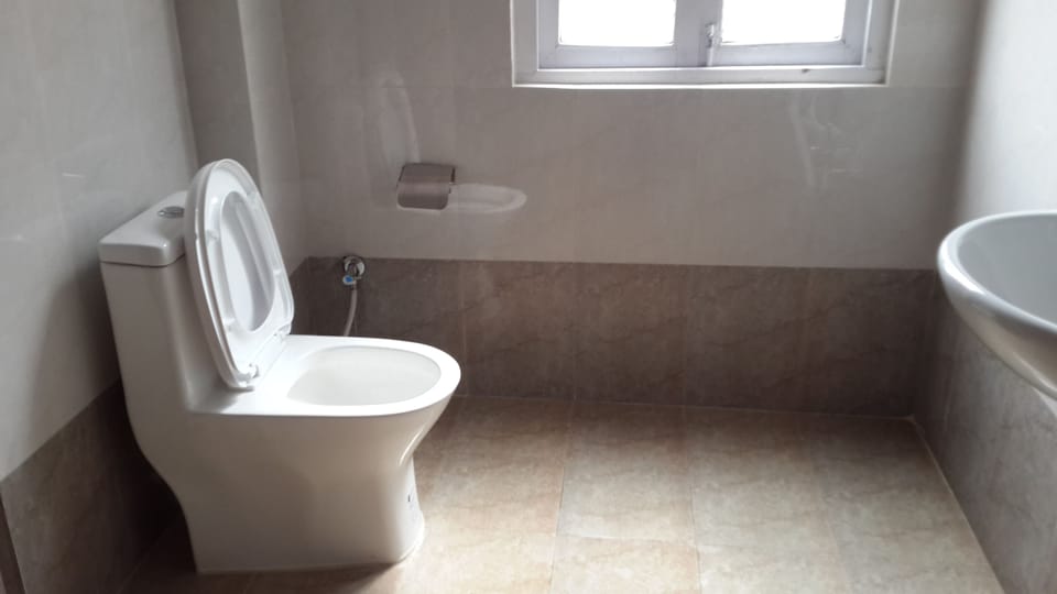 Deluxe Double or Twin Room | Bathroom | Free toiletries, hair dryer, slippers, towels