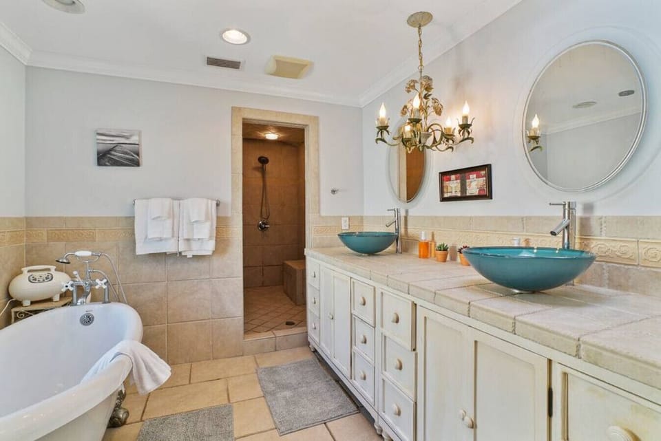 This bathroom reminds me of France. So luxurious