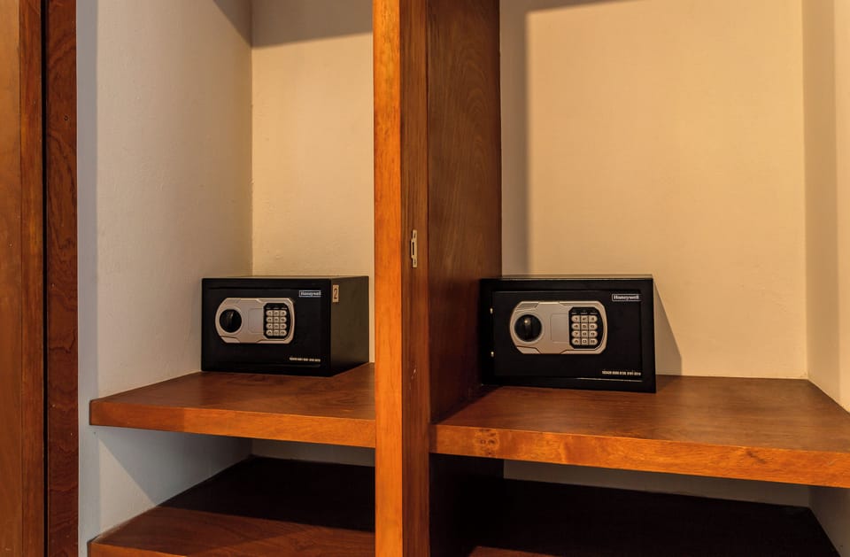 Comfort Shared Dormitory | In-room safe, WiFi (free), bed sheets