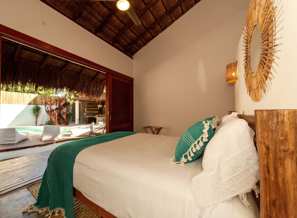 Deluxe Room | In-room safe, WiFi (free), bed sheets