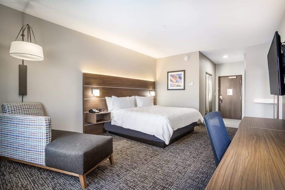 Standard Room, 1 King Bed | In-room safe, desk, iron/ironing board, free WiFi