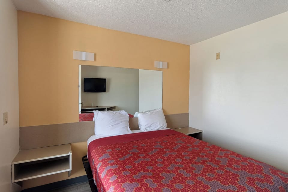 Room, 1 Queen Bed, Non Smoking | Iron/ironing board (on request), WiFi (free), bed sheets